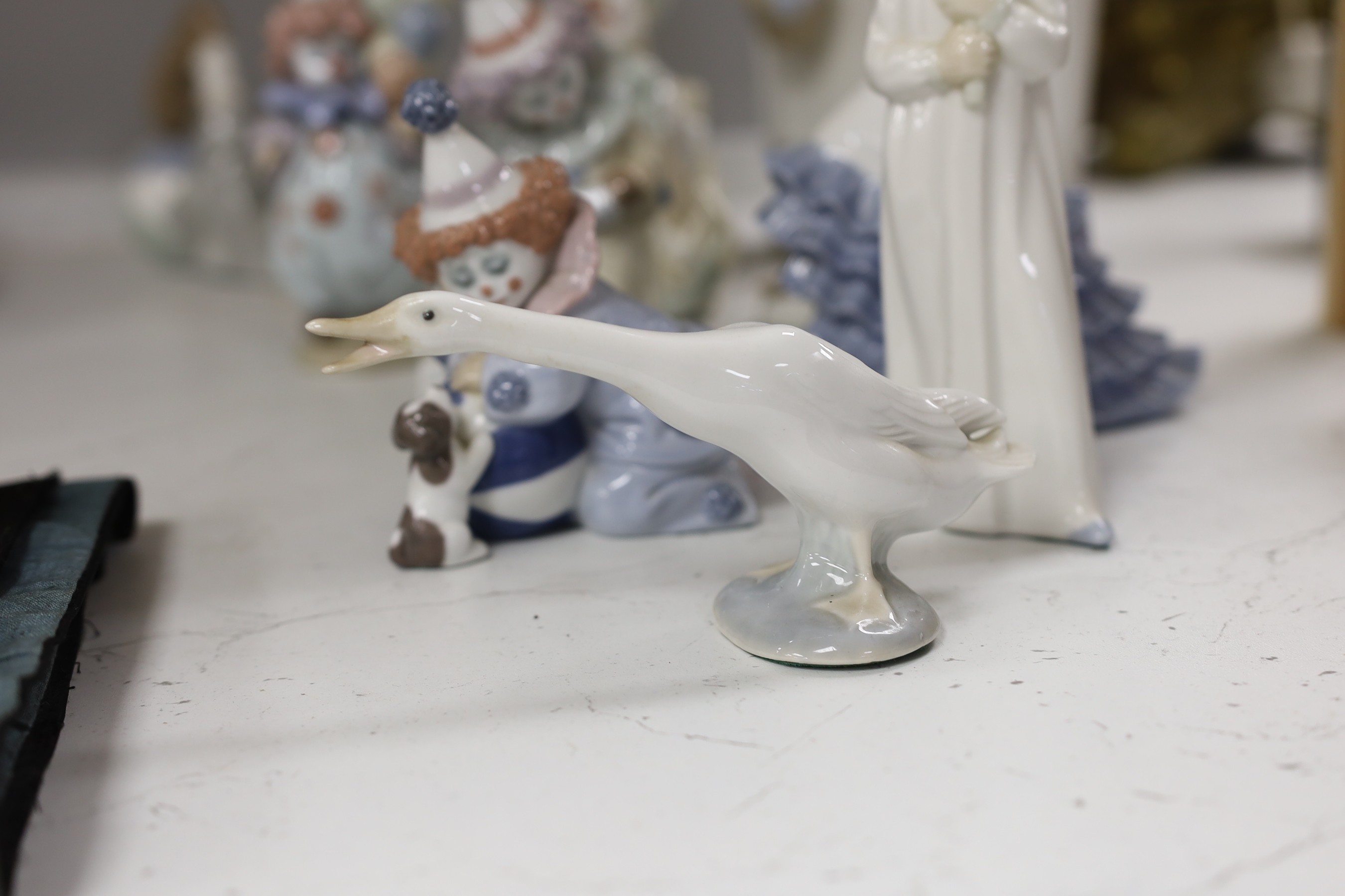 A group of Lladro and Lladro type figures (9)